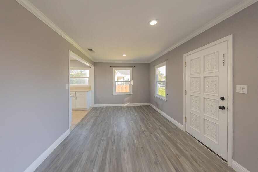 Building Photo - 14947 Chatsworth St