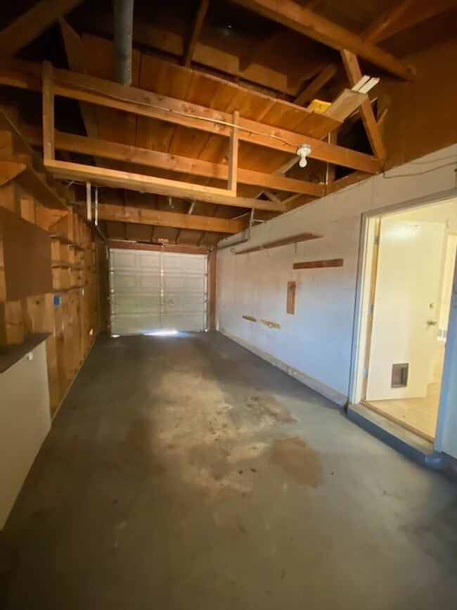 Building Photo - 3 Bed 2 Bath