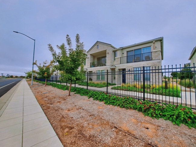 Building Photo - Experience Comfort and Style in This Venet...