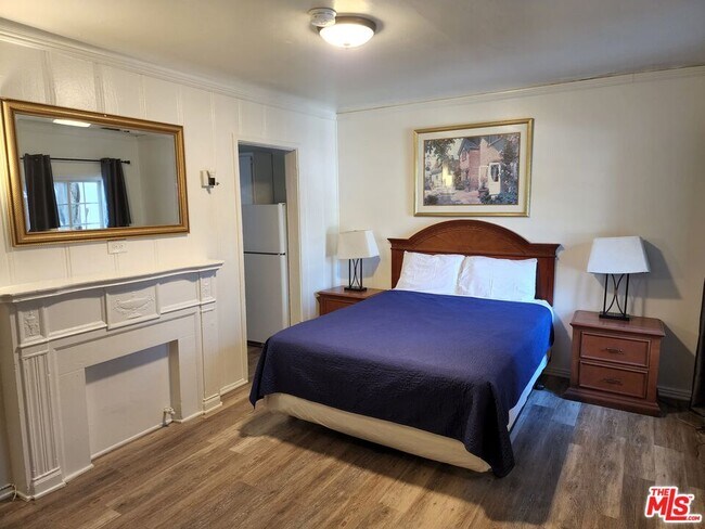 Building Photo - 5823 Venice Blvd