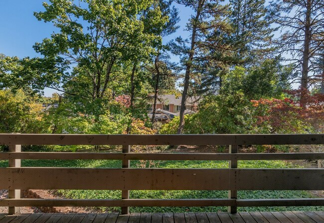 Building Photo - This Lovely 3 Bedroom 2.5 Bath End Unit Co...