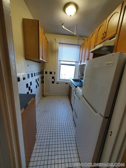 Building Photo - 352 Riverway
