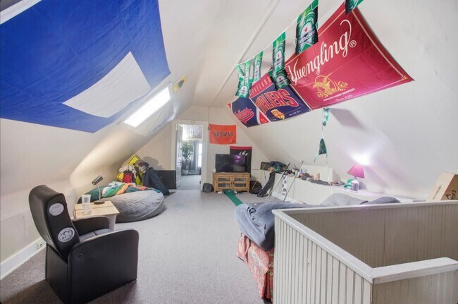 Building Photo - 2328 Stratford Ave