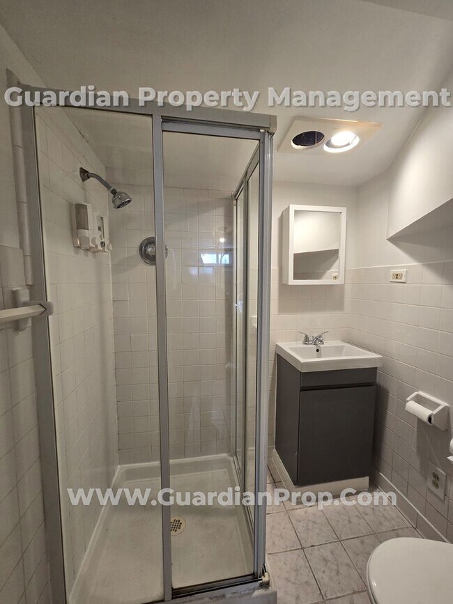 Building Photo - Available Now! Free Oct Rent! NE Minneapol...