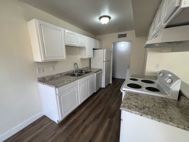 Building Photo - 2bedroom 2bath condo Move-in Ready!!