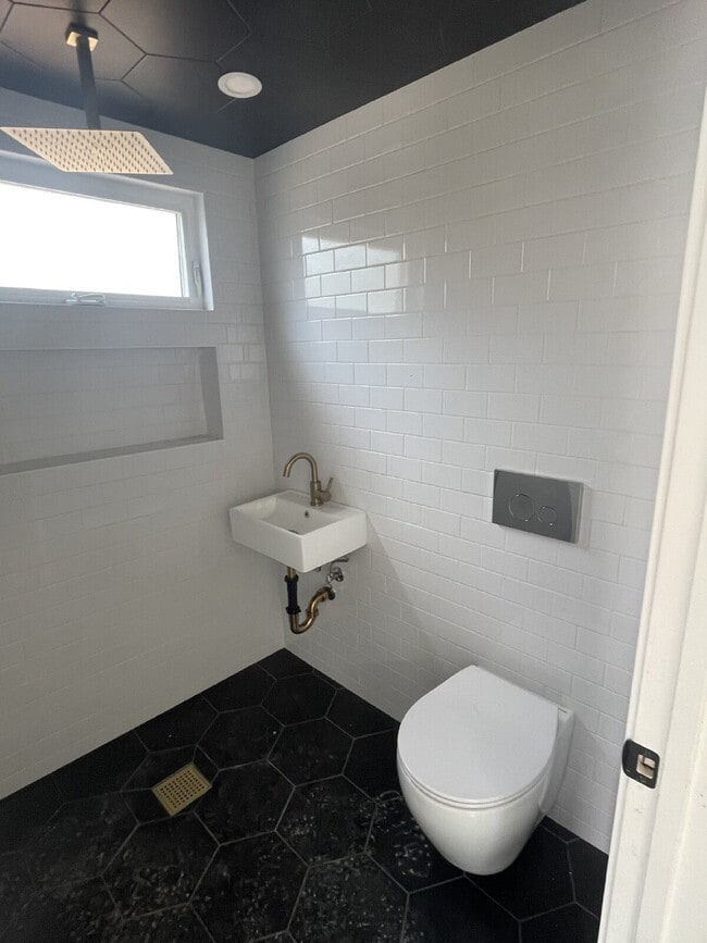 Building Photo - 1339 E 8th St