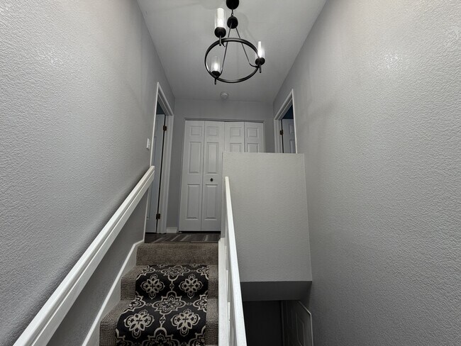 Building Photo - 1800 Club House Dr