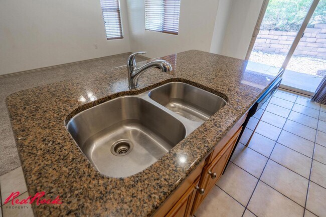 Building Photo - 3 Bedroom Townhome In Fossil Hills!