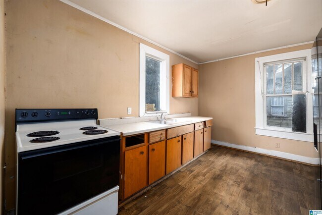 Building Photo - 1216 Waverly St