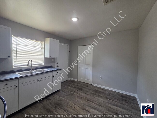 Building Photo - Large 2/1- Minutes from Downtown Leesburg/...