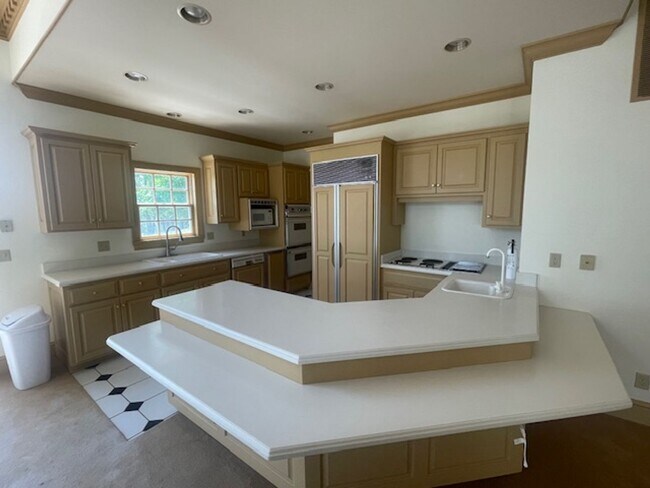 Building Photo - Private location overlooking Smiths Bay *2Bed*3bath