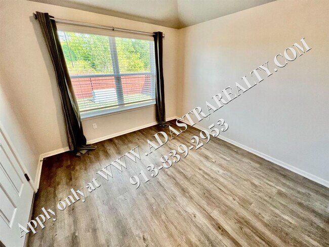 Building Photo - Like New Ranch in Spring Hill-Available in...