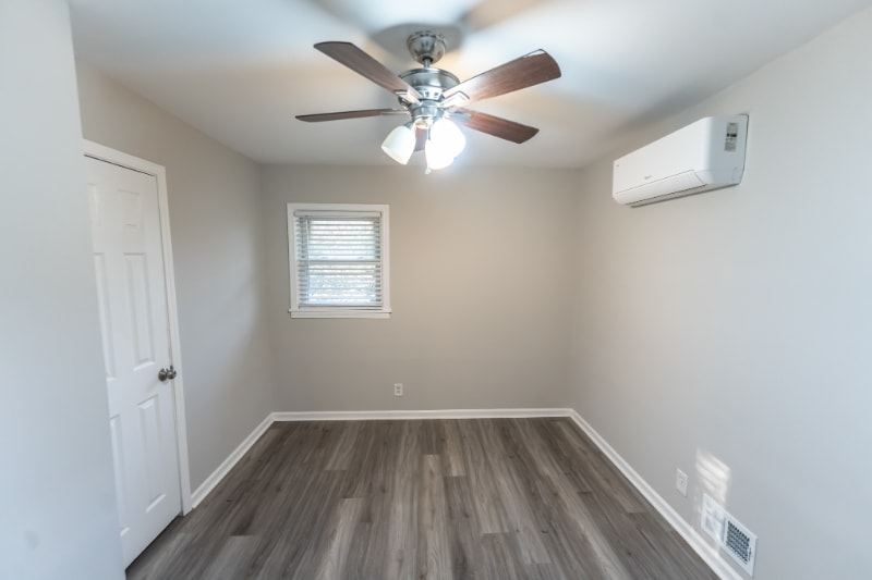 Building Photo - 586 Oakside Dr SW