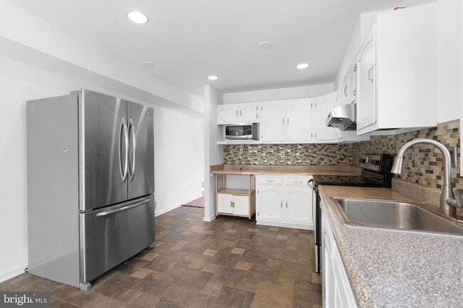 Building Photo - 2636 East Side Dr