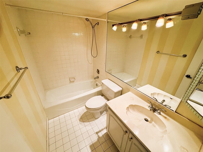 Building Photo - 3940 Inverrary Blvd