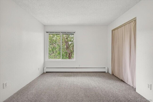 Building Photo - 1400 Golden Cir