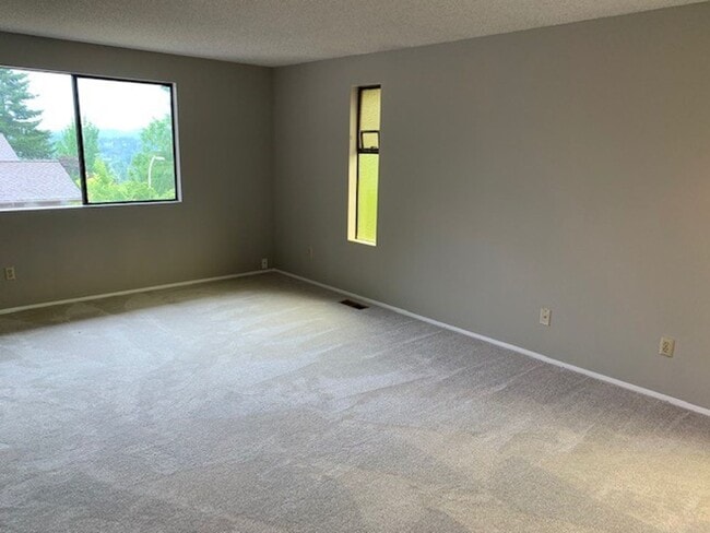 Building Photo - Kenmore House / RENT SPECIAL