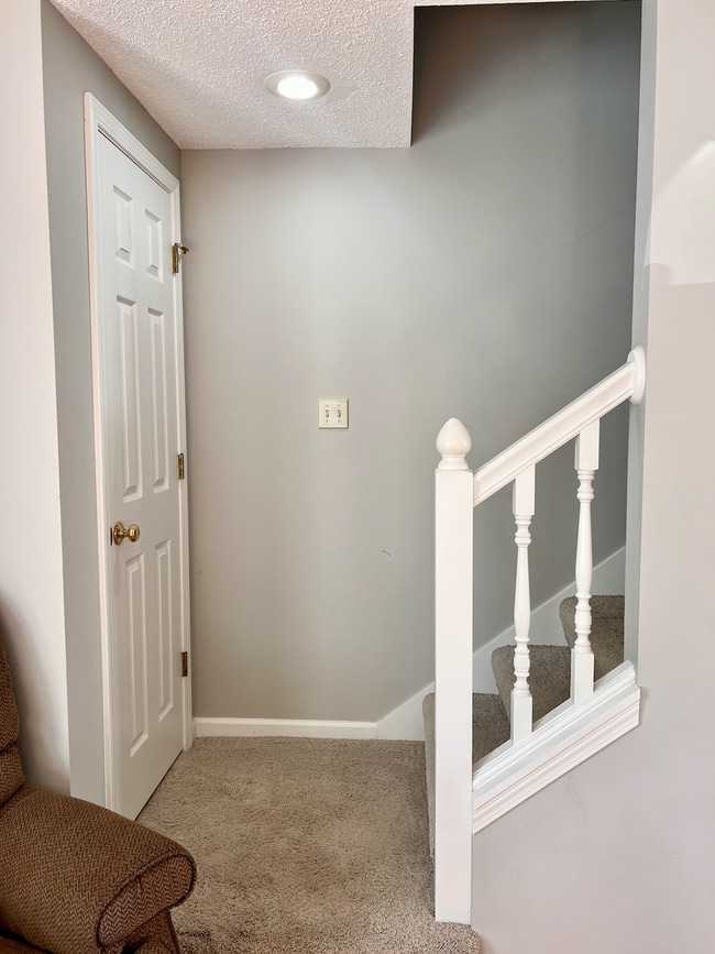 Building Photo - 864 E Sherwood Hills Dr