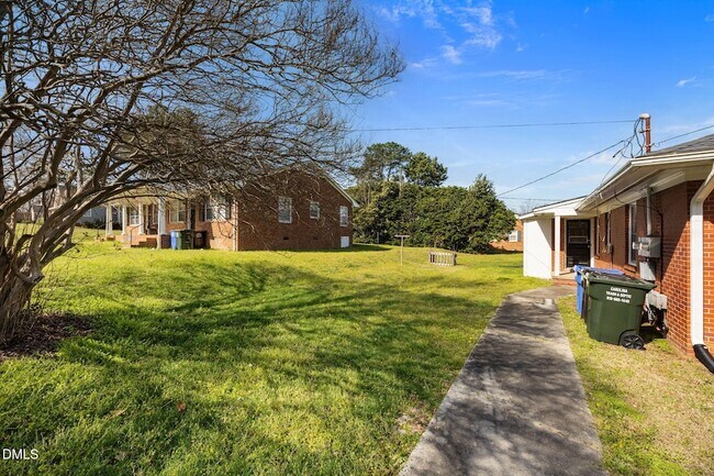 Building Photo - 1208 S 9th St