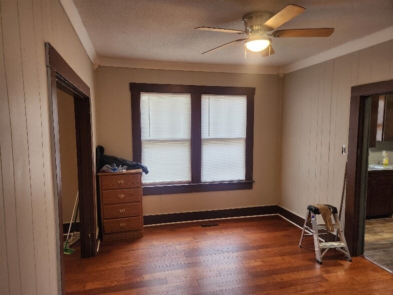 Building Photo - 2117 S Maple St