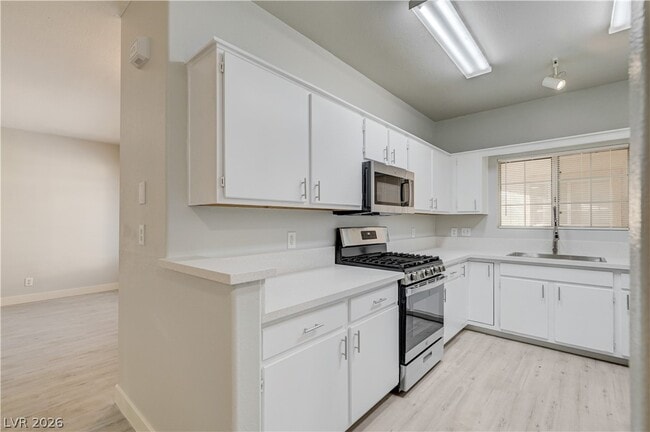 Building Photo - 1900 N Torrey Pines Dr