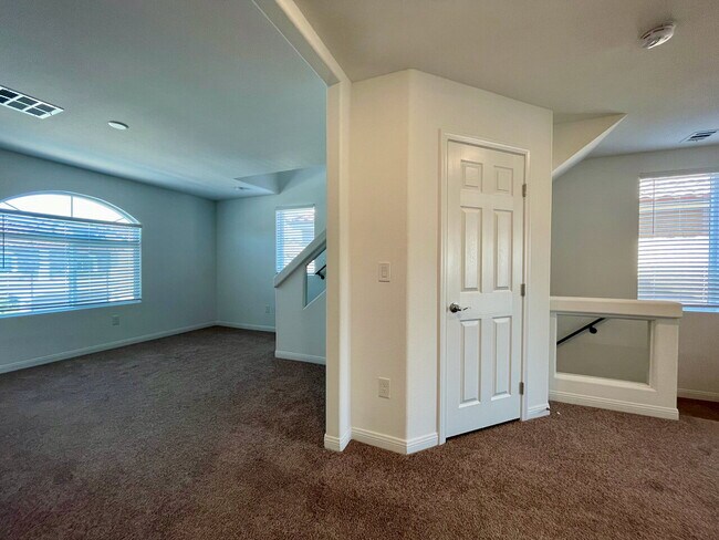 Building Photo - BEAUTIFUL 5 BED 3.5 BATH 3 FLOORS 2 CAR GARAGE SINGLE FAMILY HOME W/ LARGE LOFT & BACKYARD FOR RENT!