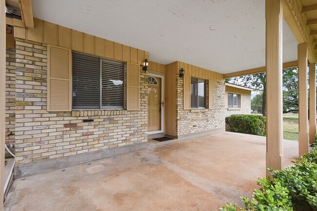 Building Photo - Charming 2-Bed Retreat Near Landa Park & t...