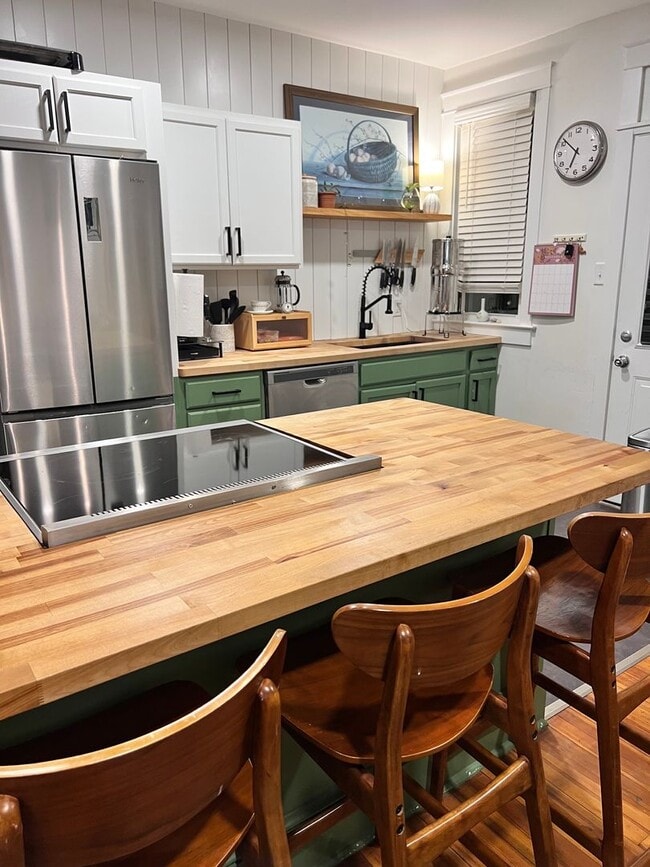 Building Photo - Charming Reynolds Ave Rental – Spacious Yard, Stylish Kitchen, Great Location