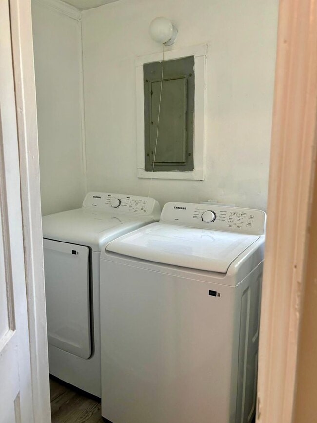 Building Photo - WELCOME TO THIS NEWLY RENOVATED 3-BEDROOM ...