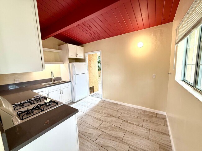 Building Photo - Charming 2-Bedroom Corner Lot Duplex Home in Clairemont with Private Yard!