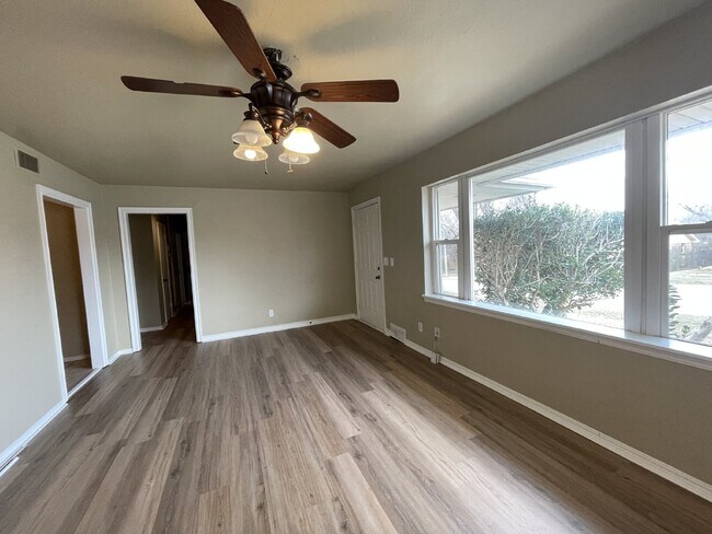 Building Photo - 3 Bed, 1 Bath Home with Large Corner Lot