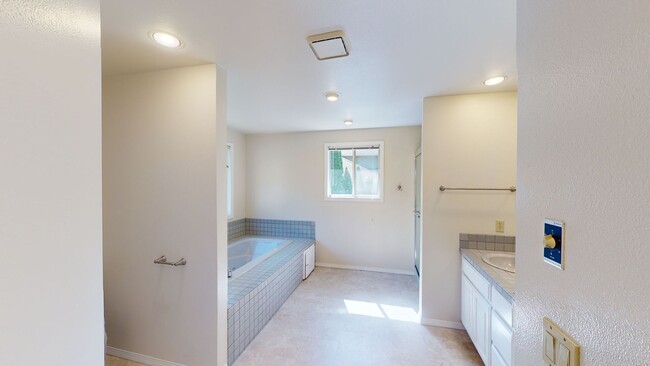 Building Photo - Prime Mountain Park Location! Minutes to D...
