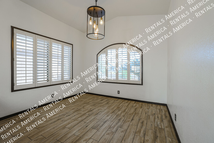 Building Photo - 9316 W Cinnabar Ave