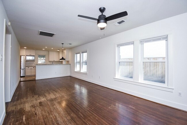 Building Photo - 413 W 10th St