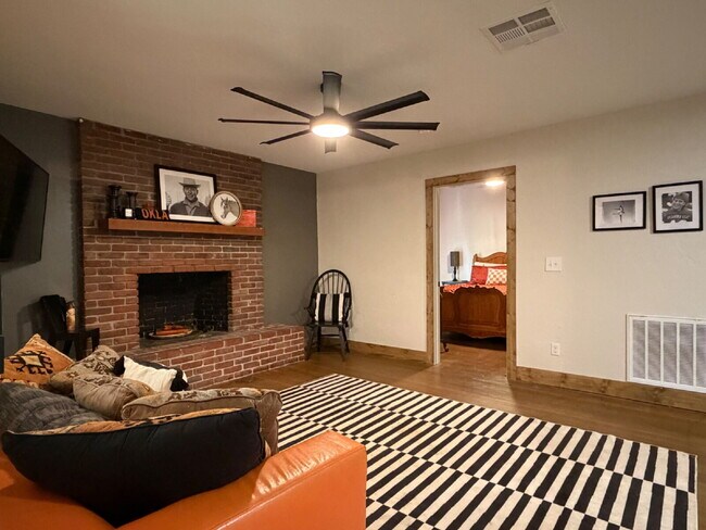 Building Photo - 3 Bedroom 2 Bath House for Lease!!