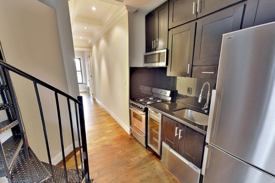 Primary Photo - 72 W 108th St