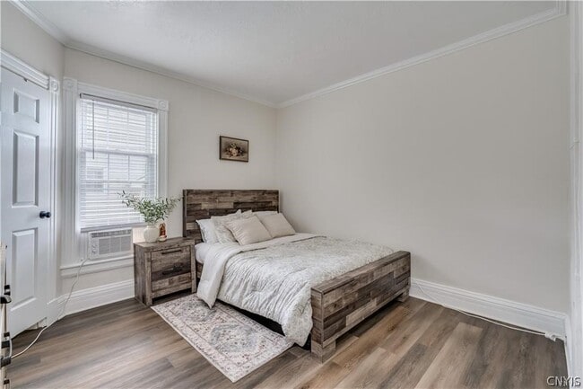 Building Photo - 380 Brainard St