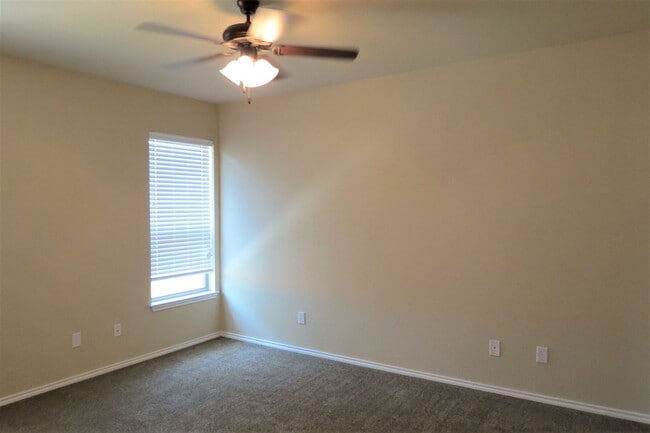 Building Photo - 3/2/2 off HWY 46 / Fridge / Interior Washe...