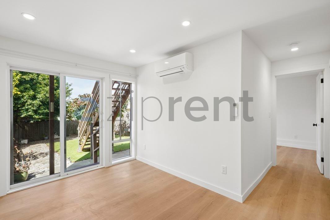 Building Photo - Unit D
