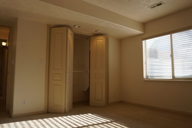 Building Photo - Beautiful Pleasant Grove 6 Bedroom With Mo...