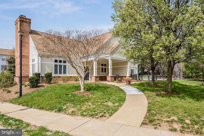 Building Photo - 8201 Crossbrook Ct