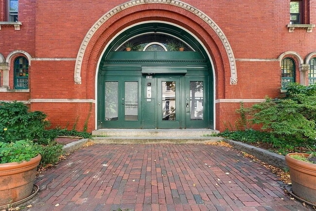 Building Photo - "Charming 1-Bed Retreat in Cambridge with ...