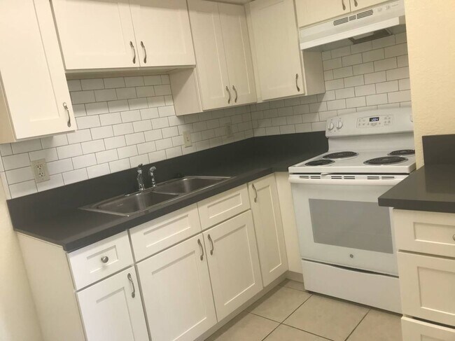 Kitchen - 212 S Orange Ave
