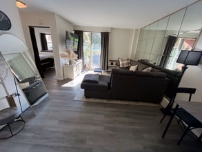 Building Photo - 1 Lakeview Dr