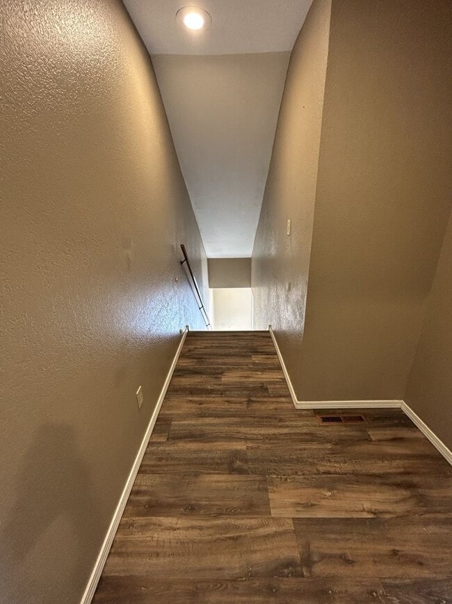 Building Photo - Very Nice 3BR/2BA Duplex on Dead End Street!