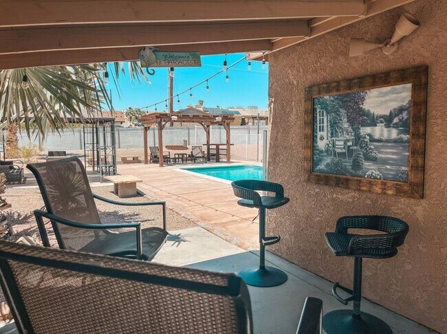 Building Photo - 4 Bedroom Pool Home Located Downtown
