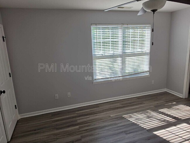 Building Photo - 25 Barnett Shoals Dr