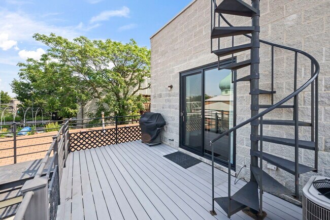 Building Photo - 876 N Hermitage Ave