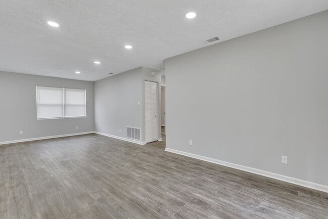 Building Photo - High End Finishes in a Quiet Residential N...