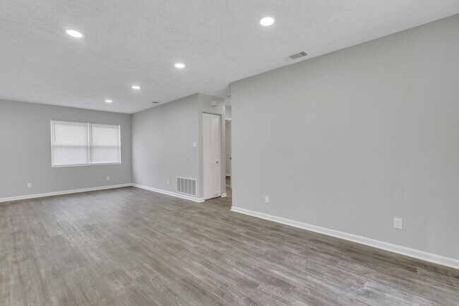 Building Photo - High End Finishes in a Quiet Residential Neighborhood